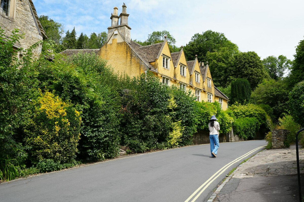 Short-Haul Escape for Instant Bliss