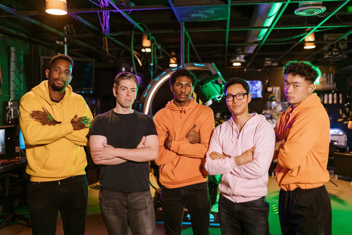 The Peripheral: A Sci-Fi Mystery That’s Still Cool