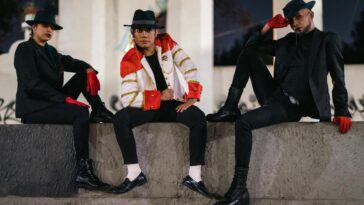 Three people in Michael Jackson-inspired outfits pose confidently at night in Mexico City.